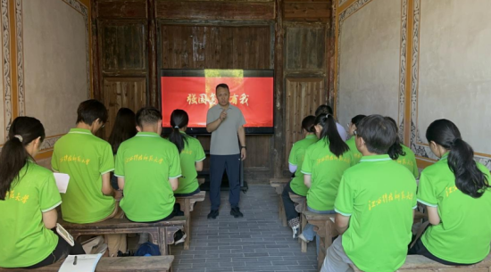 实践队聆听学院院长郜志刚讲党课 夏佳卉供图.png